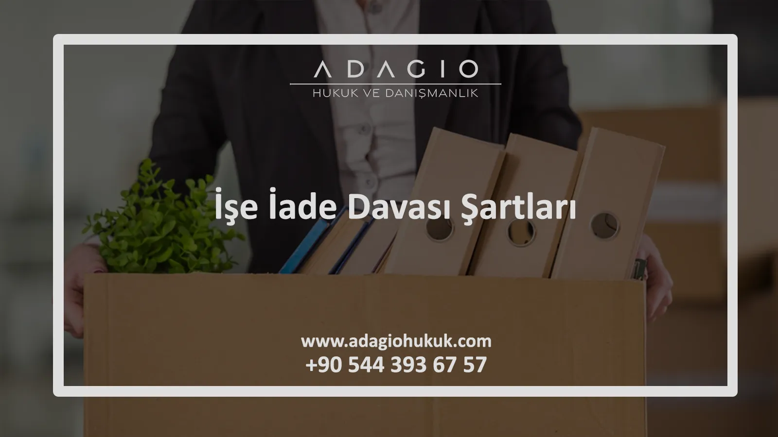 İşe iade davası yasal sürecini ve işçinin işine geri dönmesini temsil eden adliye ve personel kartı görseli.
